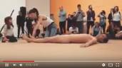 Criança com homem nu em apresentação artística provoca polêmica